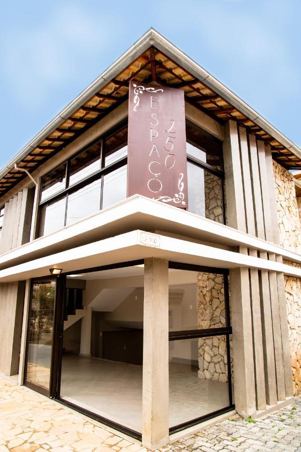 Espaco 250 - Apto Mobiliado, 3 Quartos, Sendo Uma Suite, Banheiro Social, Cozinha Completa, Sala De Estar, Ar Condicionado, Tv E Internet Тирадентис Экстерьер фото